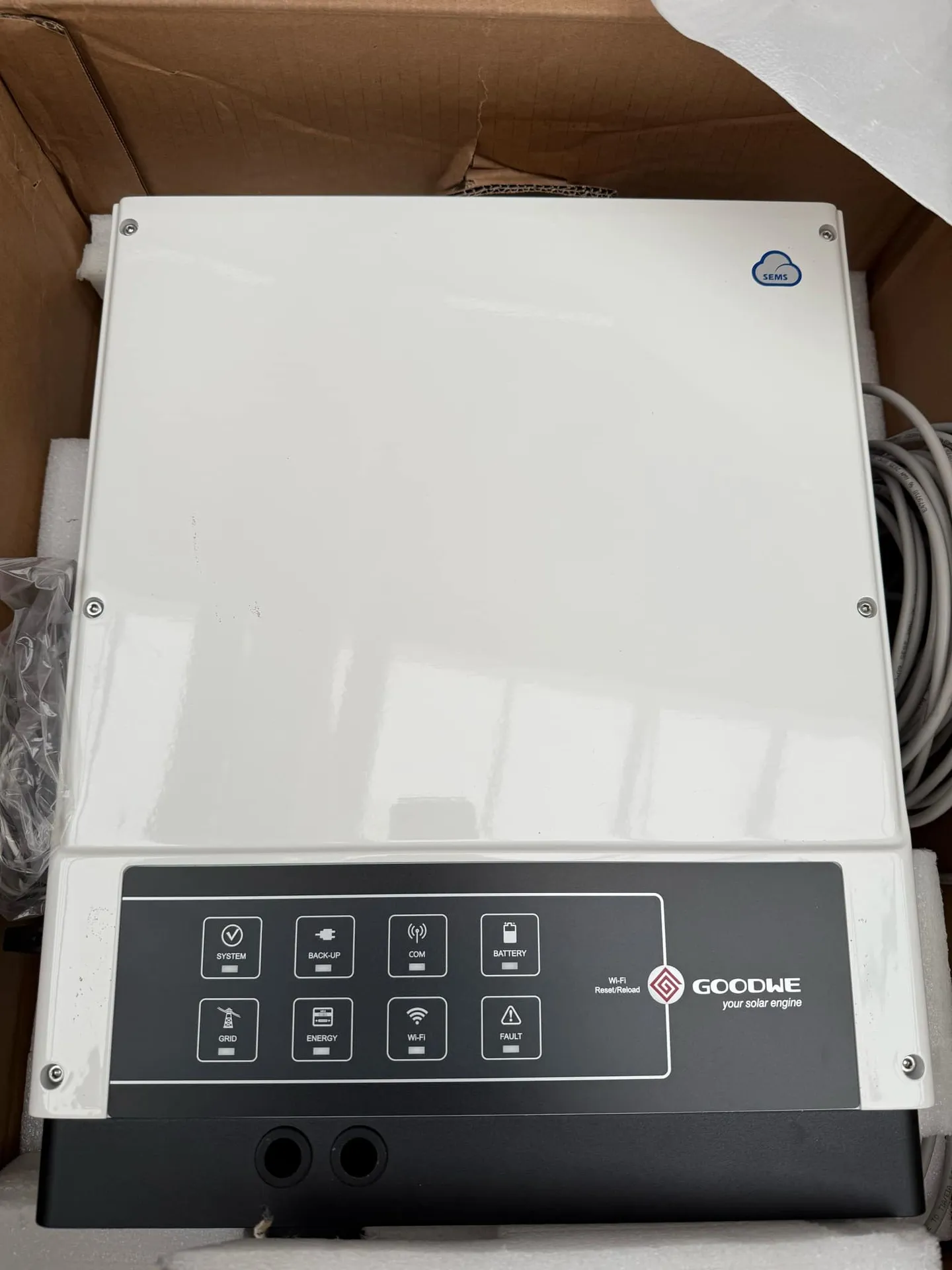 Hybridní měnič GoodWe 5048-EM 5000W 230V/48V (zánovní)
